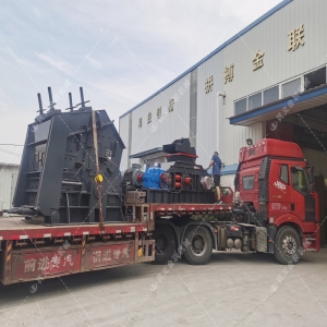 1000*700液壓對(duì)輥制砂機(jī)，1210反擊破發(fā)往四川