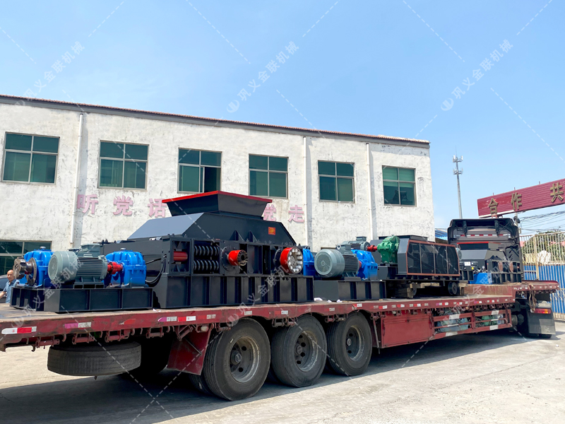 1200*1200雙齒輥破碎機，兩臺900*900軌道移動雙齒輥破碎機發(fā)往云南
