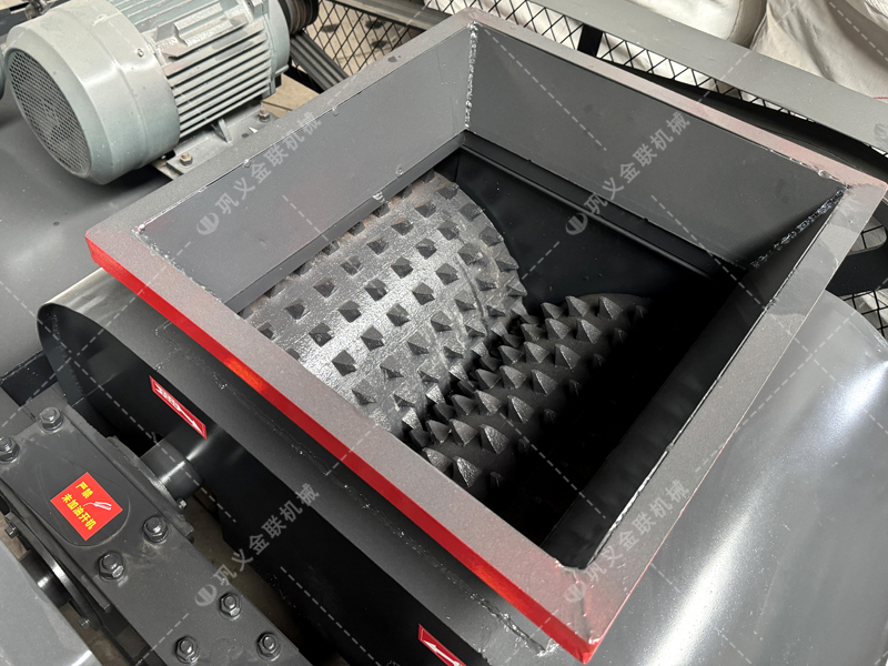 雙齒輥破碎機(jī)真的能“干濕通破”嗎？它的工作原理是什么？